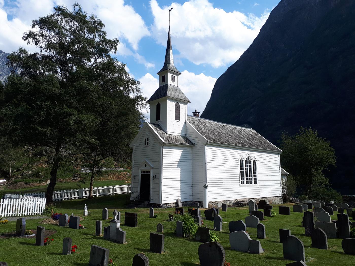 Den vesle kyrkja på Bakka er teikna av den berømte arkitekten Christian Henrik Grosch (kjend som "Christianias byutvikler"). Kyrkja har stått uendra sidan 1859, men nyvinningar som nytt reiskapsrom og toalett stod ferdig i 1998.