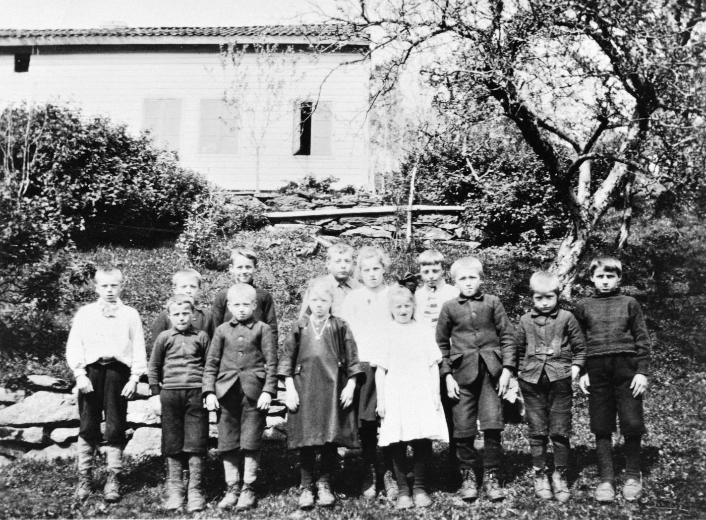 Skuleborn på Sørefjord skule i Hyllestad ca 1924. Sørefjord var ein av dei siste krinsane i Hyllestad som innførte nynorsk, og dette skjedde i 1932. Kolgrov var først ute i Hyllestad i 1906, og Øen krins var den siste. I Øen kom ikkje nynorsken før i 1950. Kjelde: Fylkesarkivet i Sogn og Fjordane