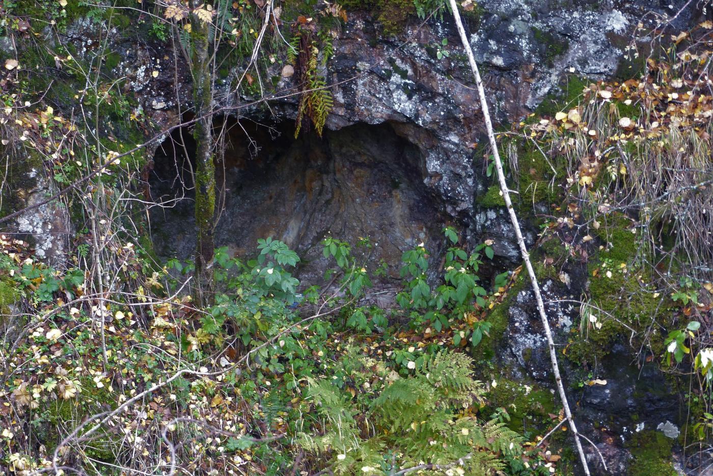 Hola der det small mineskot i hausten 1884, ved Lakshøl, på austsida av elva, fotografert 2018 frå vegen ved Henjaelva opp frå Lundene.