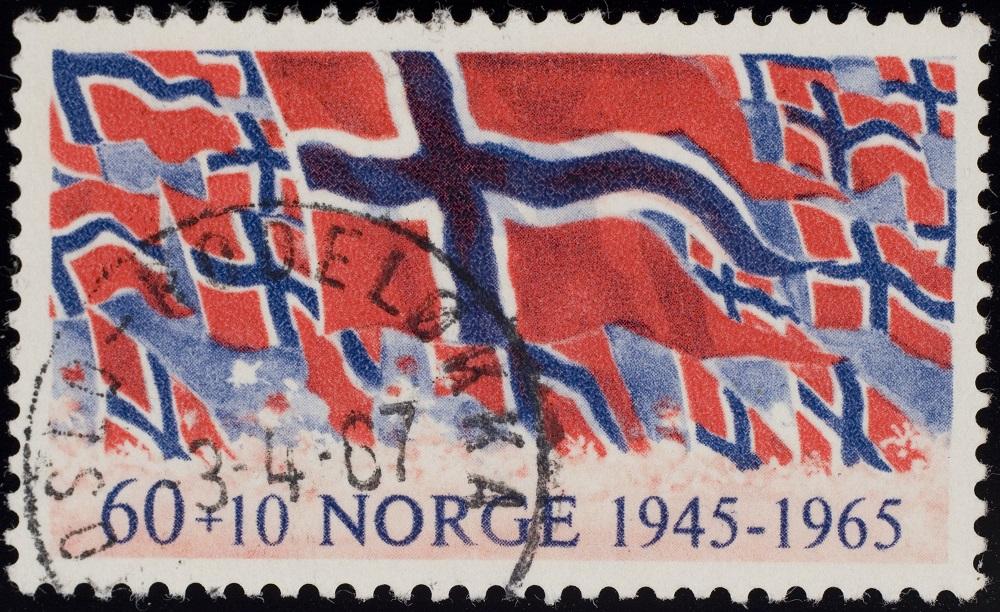 På 20 årsdagen for frigjeringa i 1965 gav Posten ut ei minneutgåve. Det eine frimerket har flagget som motiv.