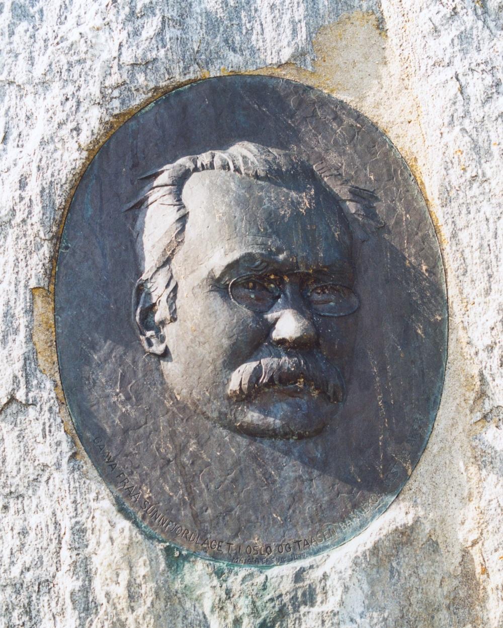 Relieffet er laga av oslokunstnaren Maja Refsum (1897-1986). Refsum laga ei rekkje
arbeid og mellom dei best kjende er Amalie Skram-statuen i Bergen. Elles modellerte ho mange relieff, medaljongar og medaljer.