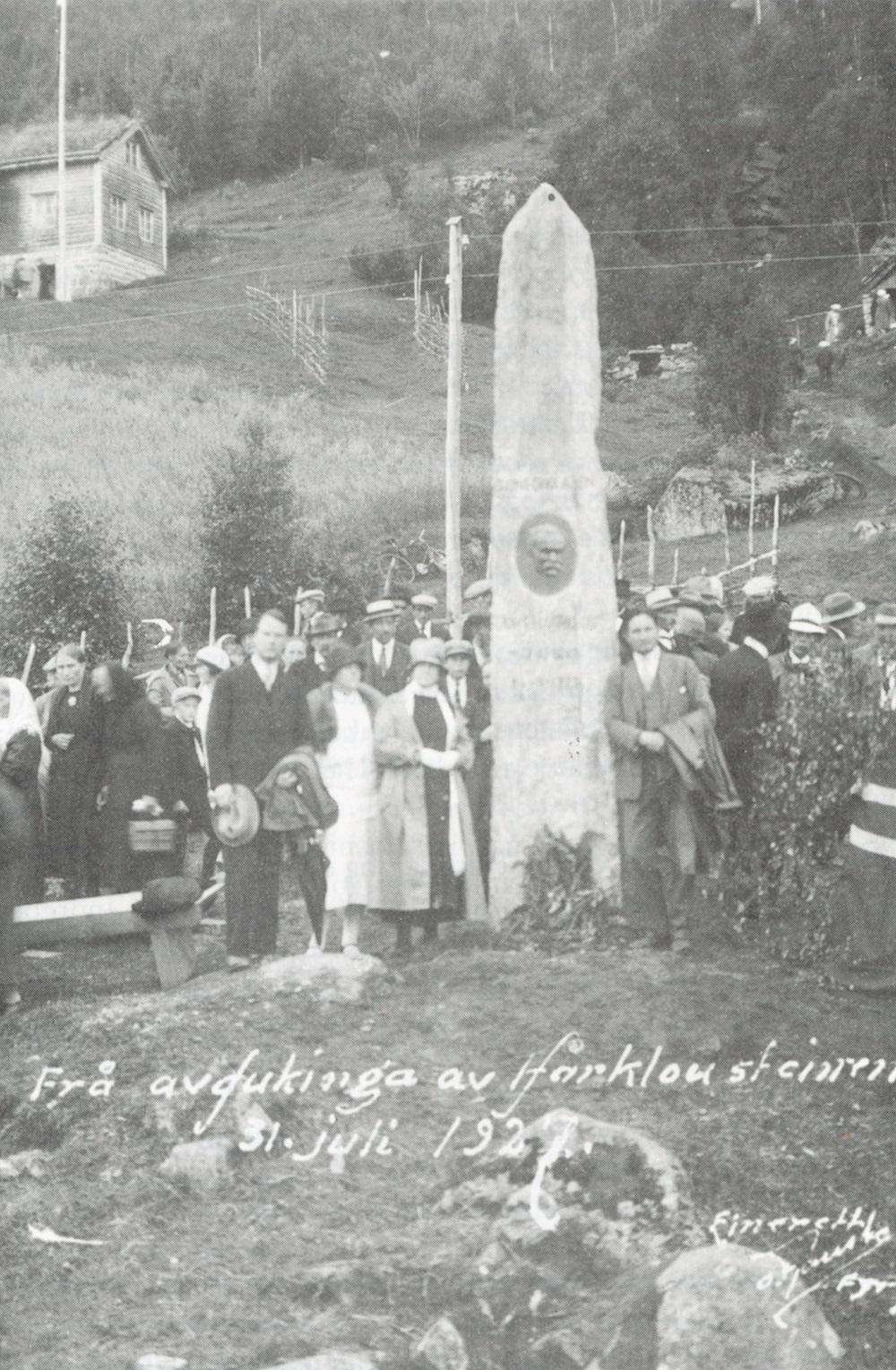 Frå avdukinga 27. juli 1927. Ein stad mellom eitt og to tusen menneske var til stades.