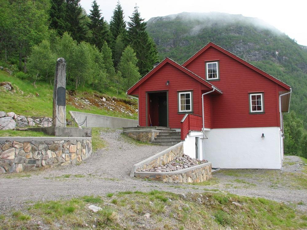 Bjørn West-minnesmerket år 2007 i tunet til Stordalen fjellstove. Bygningen her er anneks til fjellstova.