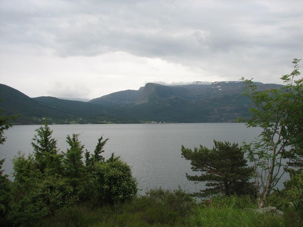 Det stupbratte Trollfjellet, også kalla Riseloftet, aust for grenda Indrehus i Bremanger. Fjellet ligg i bein line sørvest frå Risevatnet.