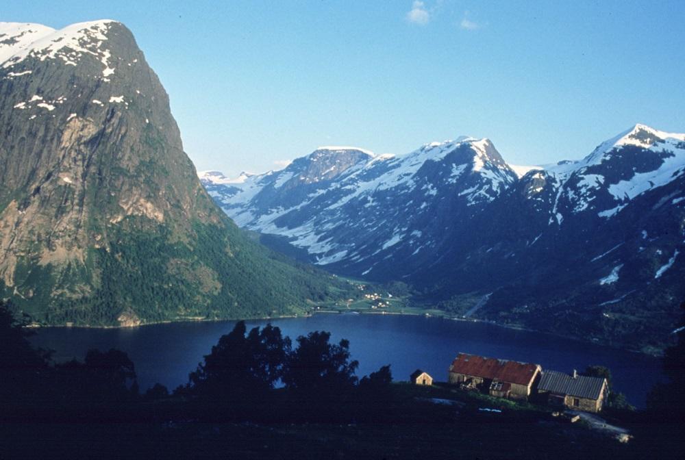 Utsyn frå Segestad mot Strynevatnet. I bakgrunnen ser me Erdalen på motsett side av vatnet.