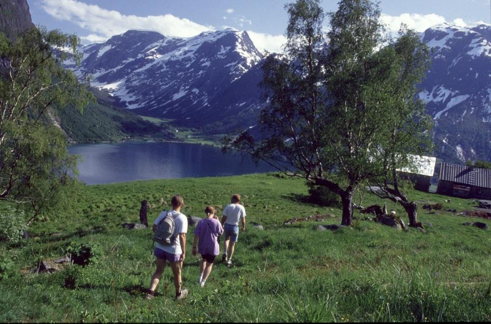 Fjellgarden Segestad ligg lengst heime i Glomsdalen. Her var det større busetnad før Svartedauden. Ved ei synfaring i 1594 fann dei 10 hustufter i dalen.