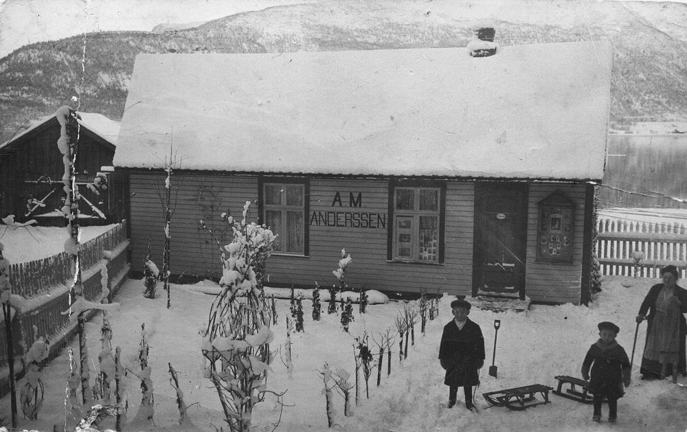 <p>A. M. Anderssen sitt fotoatelier p&aring; Veblungsnes.</p>