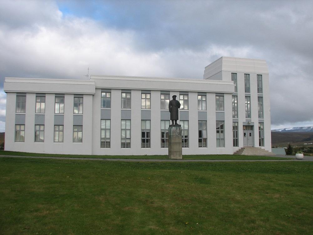 Snorre-monumentet på Reykholt framfor skulebygning oppført kort tid før avdukinga.