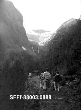 Storedalen med Huldafossen, Huldabotnen og Fresvikbreen i bakgrunnen. Asbjørn Holstad og Randi Holstad i framgrunnen.