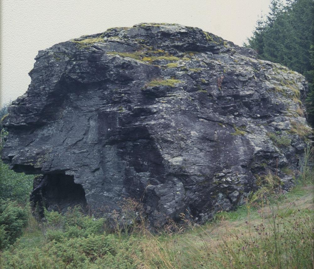 Stølssteinen ved riksveg 607 i Ønadalen, 2 ½ km nord for Salbu vegkross. I 1990 etterkom Statens Vegvesen eit ynskje frå bygdefolk om at steinen ikkje måtte sprengjast i samband med vegutvidinga i dalen.