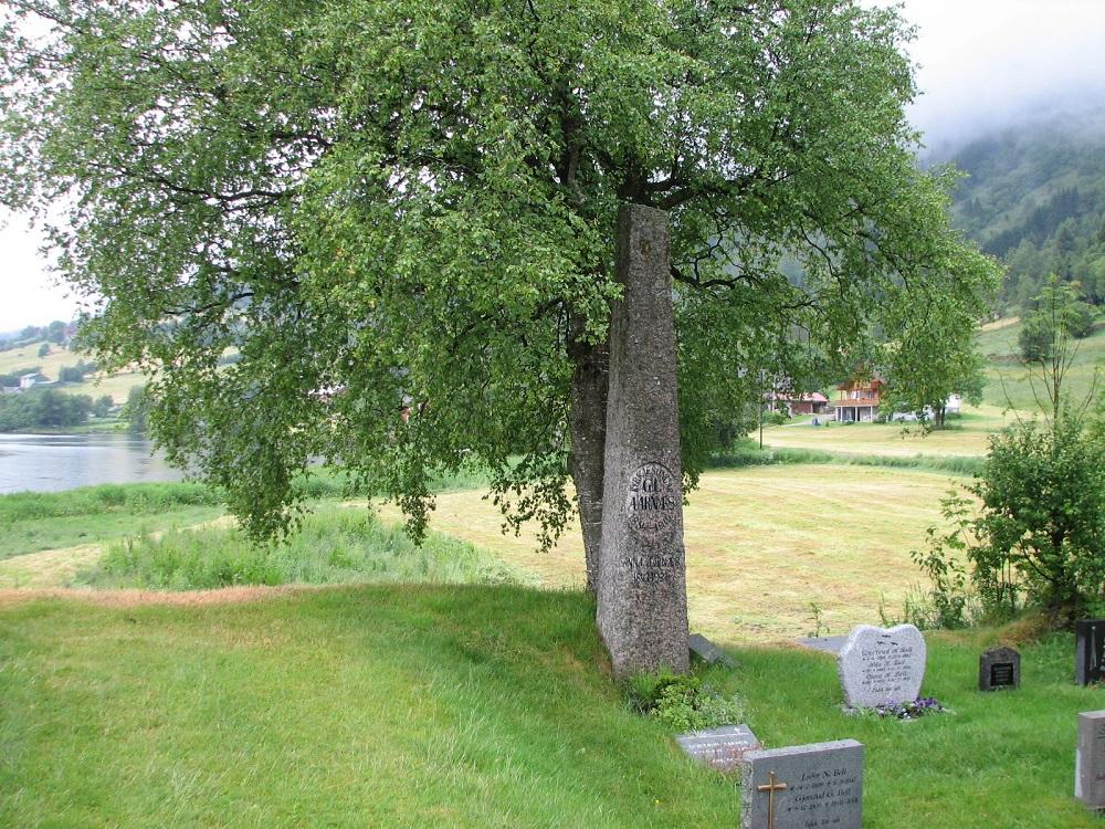 Minnesteinen over lærar og klokkar Gjert Aarnæs på kyrkjegarden ved kyrkja i Viksdalen. Steinen står på grava hans, heilt vest på kyrkjegarden.