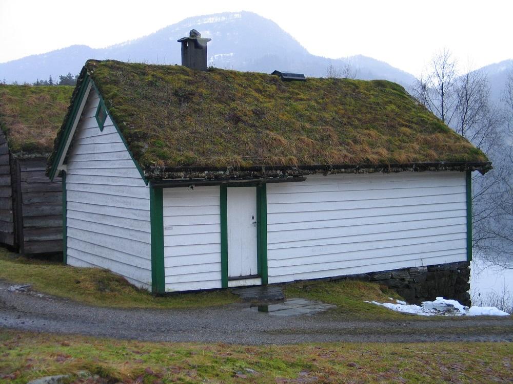 Skulehuset frå Guddal på Sunnfjord Museum 2007. Huset hadde tre rom, - gang og lærarrom inn frå inngangsdøra, skulestove i andre enden, med to vindauga på tverrveggen og glasljore i taket.