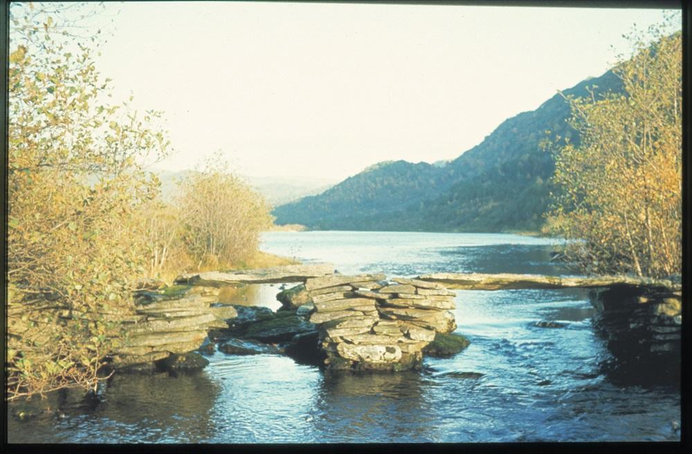 Steinkloppa over Os-elva mellom Eide og Rutle slik ho såg ut kring 1970. I 1930-åra vart det bygd veg som batt gardane i Skifjorden saman med Eide. Kloppa låg 50 meter austafor brua over Os-elva.