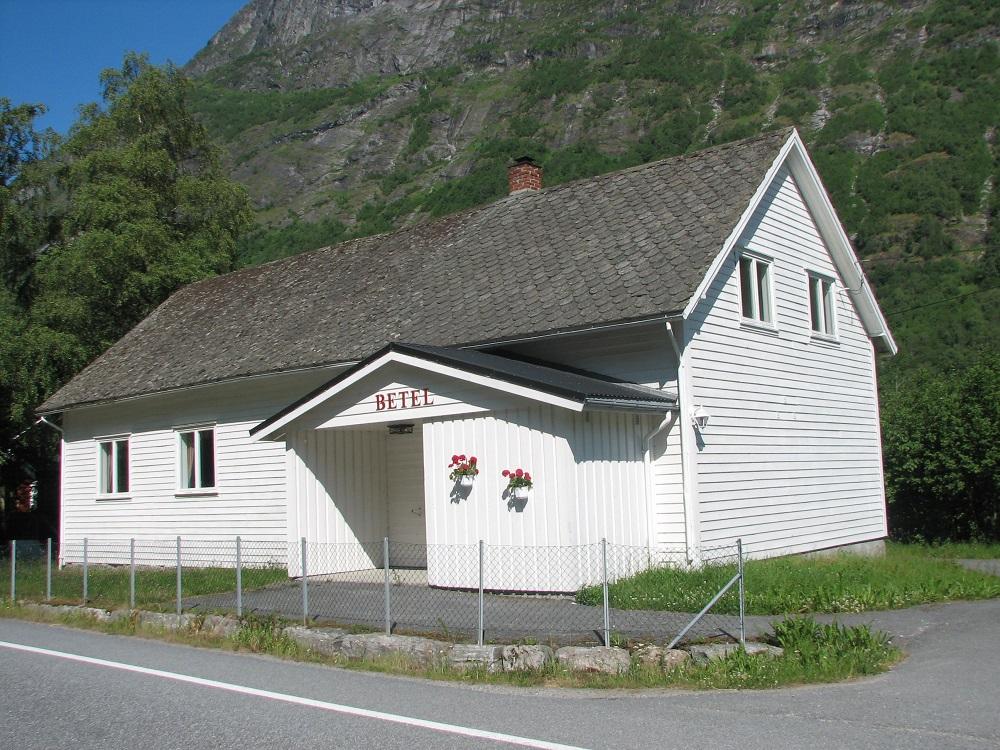 Bedehuset Betel ved riksveg 15 i Hjelledalen, 2007. Huset stod ferdig i 1921. Sist på 1960-talet bygde dei på 6,5 m mot aust (høgre). Då vegen vart noko utvida i 1980-åra var det på tale å riva huset sidan det kom for nær vegen. "Men det ordna seg", fortel Tor Glomnes i eit stykke om bedehuset i 2001.