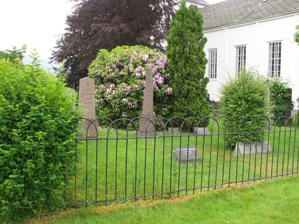 Familegravstaden Elster-Christensen på kyrkjegarden ved Førde kyrkje.