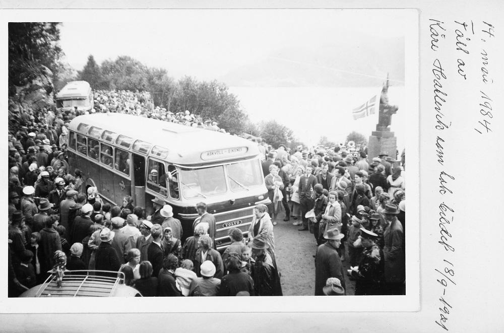 Frå avdukinga i 1961. "Denne statuen skal stå som eit symbol på usvikeleg venskap mellom det norske og det islandske," sa justisminister Bjarnir Benediktsson avdukingstalen. Dale Musikklag og eit samansett blanda kor var med.