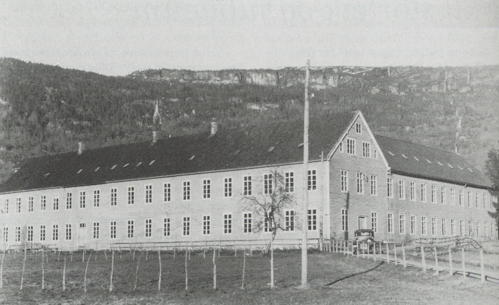 Indvikens Uldvarefabrik i 1914. Dette året vart bygningen utvida med ein ny fløy. Grunnflata i bygningen vart no 950 m² og samla golvflate for første og andre høgda pluss loftet var i alt på 2500 m². Bygningen er mellom dei største trebygningane i Europa.