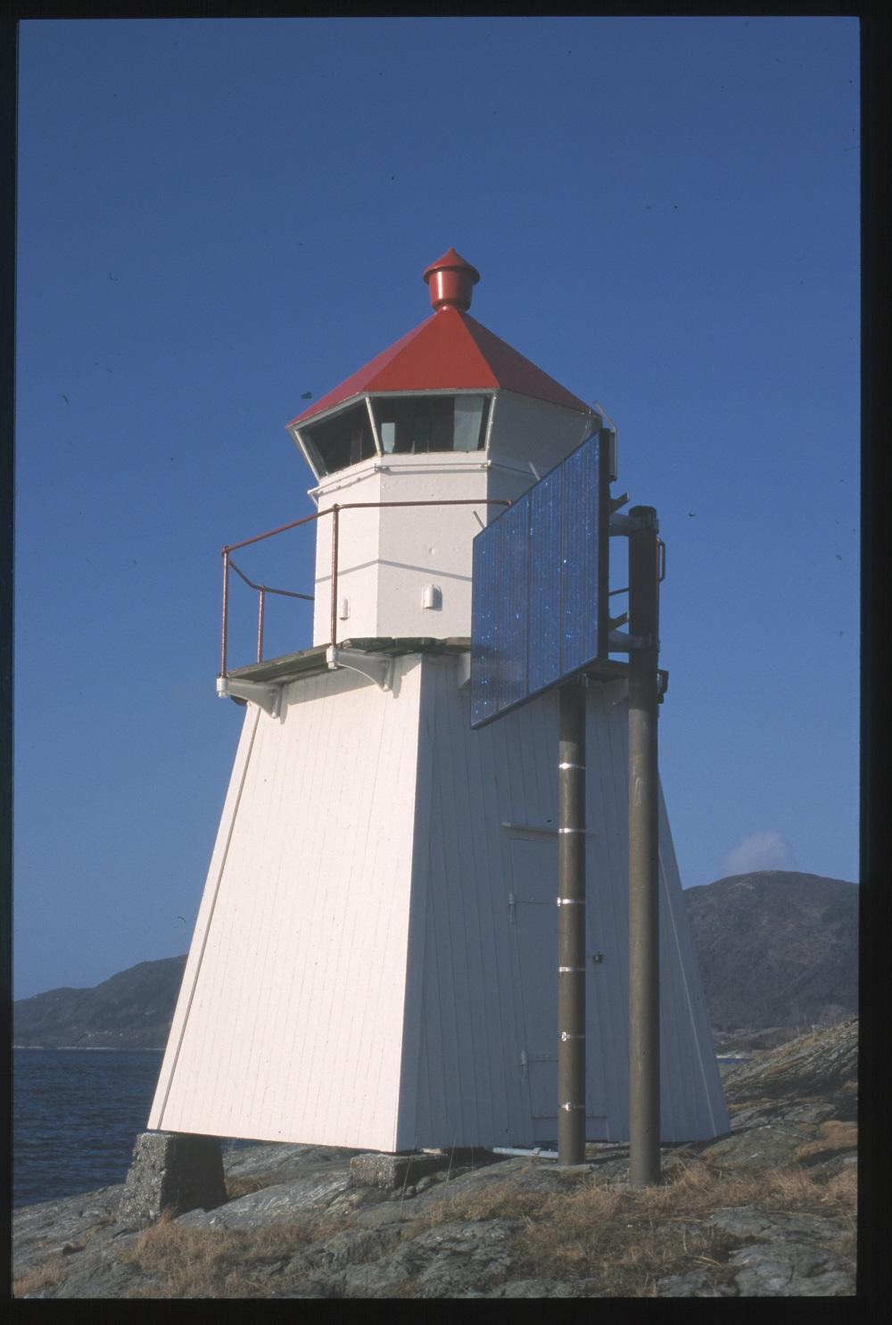 Smilden lykt på Smilleneset i Åfjorden, oppsett i 1917. Biletet er tatt frå aust. Ein kan tydeleg sjå solcellepanelet som kom til i 1994.