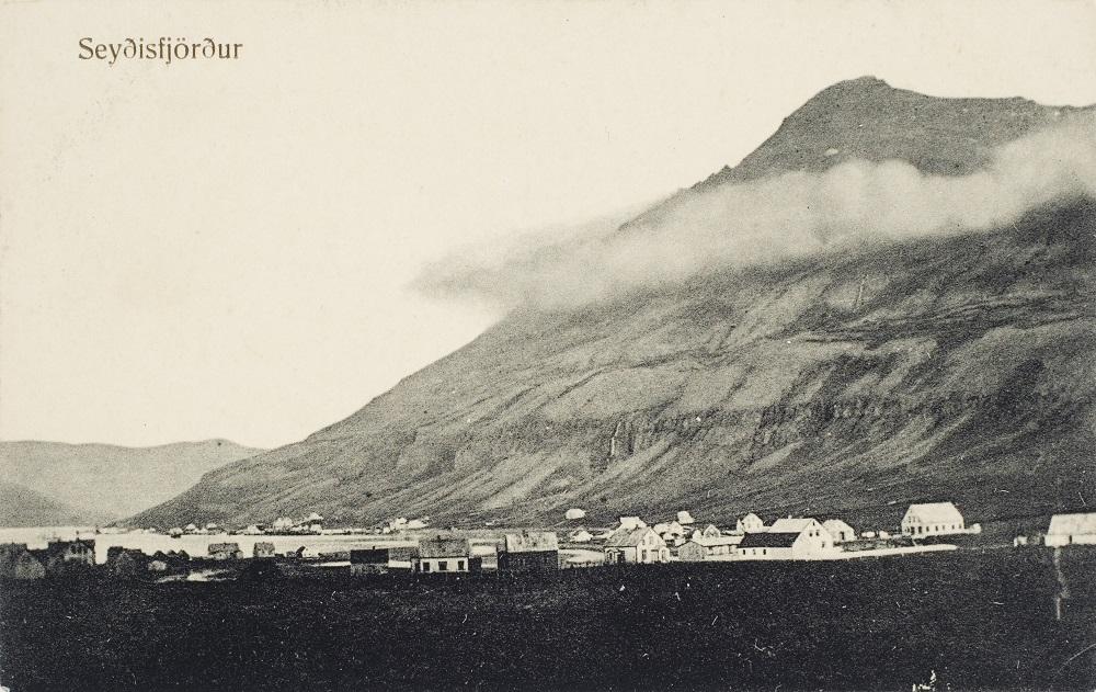 Seydisfjord på Aust Island. Otto Wathne frå Stavanger vert rekna som pioner i det norske sildefisket ved Island som byrja kring 1880. Han bygde opp sildeverksemd i Seydisfjord.  Vilhelm Evjen frå Skavøypoll i Nordfjord var i fleire år bas hjå Wathne.