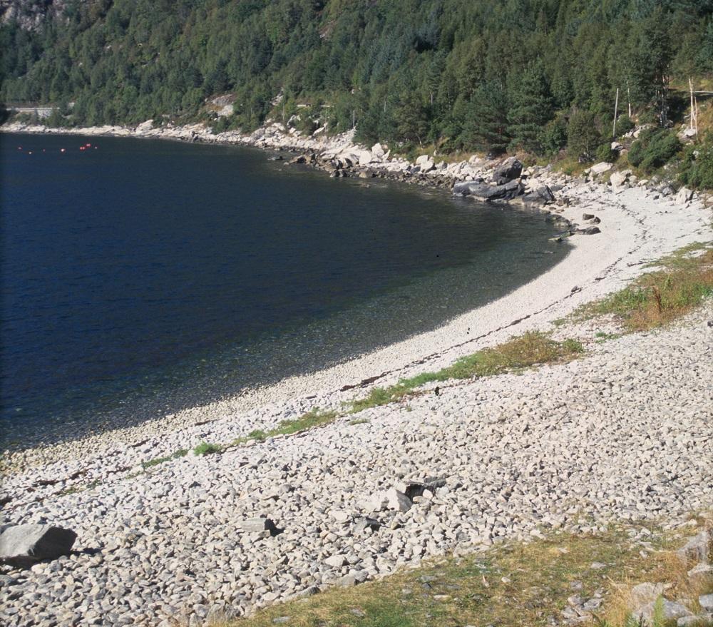 Rullesteinsvika Sandevollen i oktobersol.