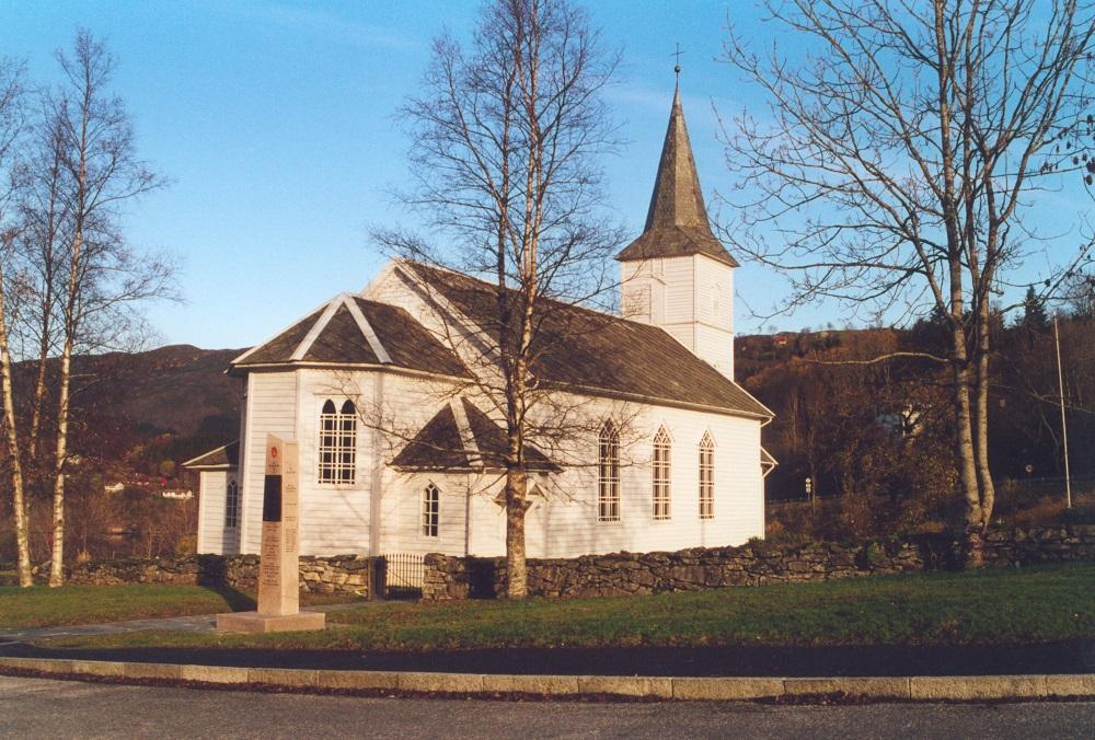 Hyllestad kyrkje frå 1880 med hovudinngangen mot aust.