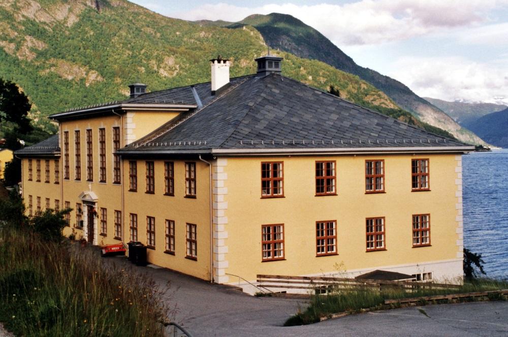 Tinghus I på Leikanger 2007. Huset vart teke i bruk i 1939 og fylkesmann Hans Seip og kontorfolka hans flytte same året frå eit lite hus i fylkesmannsgarden inn i det nye tinghuset.