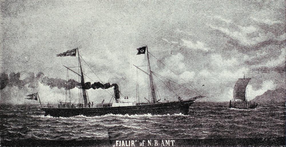 Jekt og dampskip på fjorden. "FJALIR" af N.B. AMT" (Nordre Bergenhus Amt). "Framnæs" og "Fjalir" var dei to første skipa til Fylkesbaatane i Sogn og Fjordane, begge vart bygde i 1858.