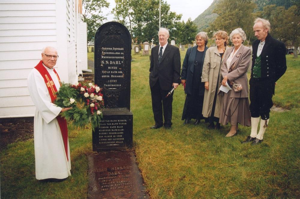 Eid kyrkje var 150 år i 1999. Under jubileumsgudstenesta vart det lagt ned krans på grava til presten Niels Nielsen Dahl, sokneprest i Eid to år, frå 1852 til 1854.