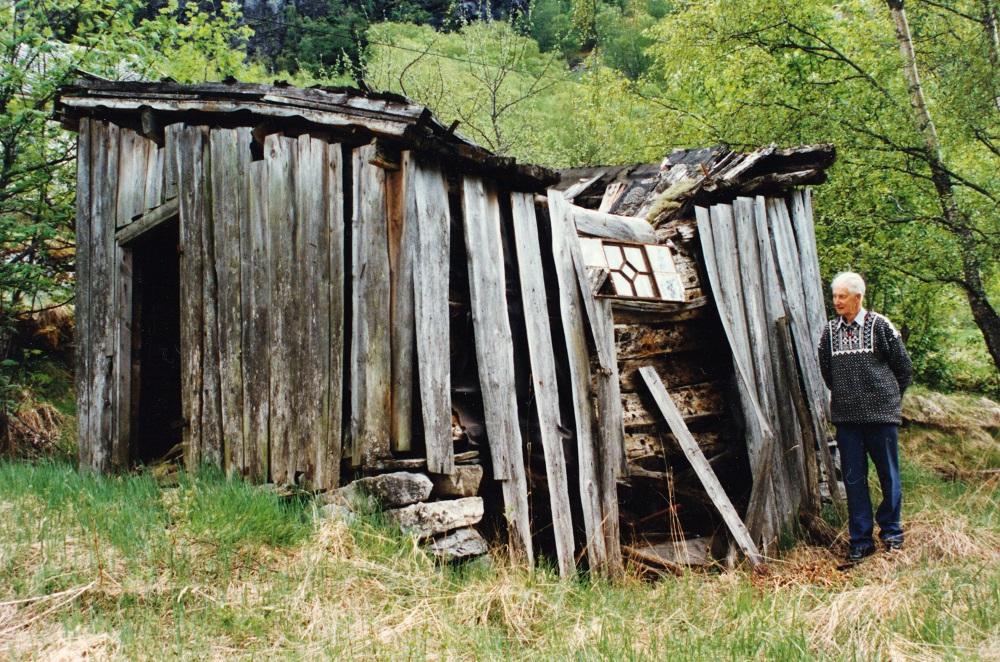 Grisehuset i bakken oppom det gamle kaihuset i Skjolden i 1996. Det var delvis bygd av plank frå ein lekter som Sogns Iskompagni brukte kring århundreskiftet 1900. Det vart rive i 2004 då det kom i vegen for utbygging av hytteanlegg.