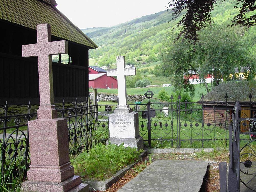 Grava til Christian Fredrik Fasting Aall på kyrkjegarden ved Hopperstad kyrkje. Namnet hans står innhogge på postamentet på gravminnet (den lyse delen) over bestefaren Richard Aarseth.