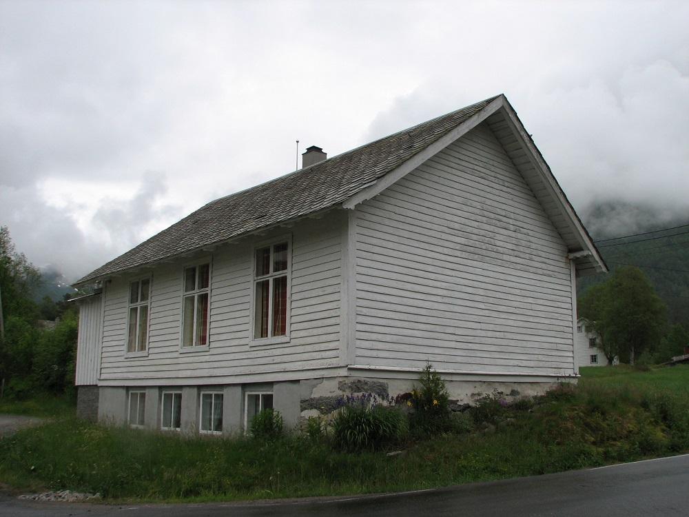 Forsamlingshuset (bedehuset) i Haukedalen, bygt 1912/1913. I 1957 vart det hengt opp eit bilete av lærar Sigurd Nesse. Han var lærar i bygda i åra 1873-1877.