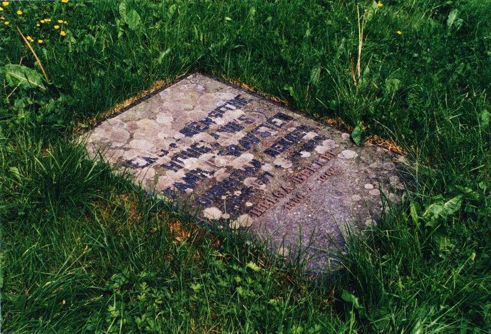 Gravminnet på "Jens og Birgithe Hougland's familiegravsted" i Holmedal.