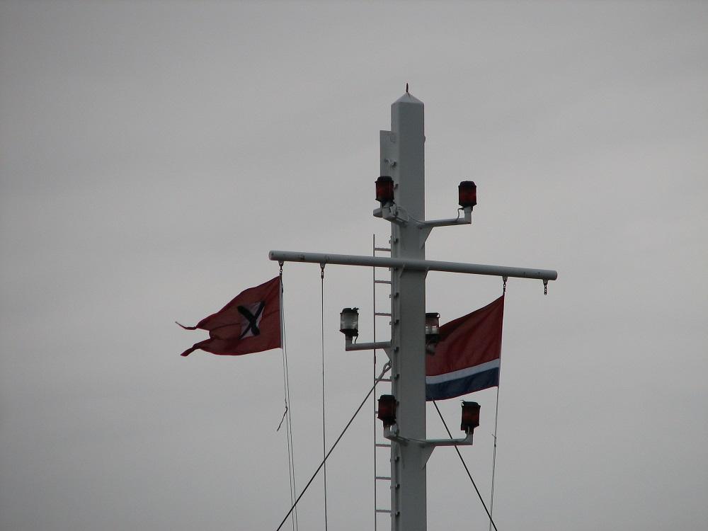 Fylkesbaatane sitt flagg, og Fjord 1 sitt, side om side på ei av ferjene til Fjord 1 Fylkesbaatane sommaren 2008.