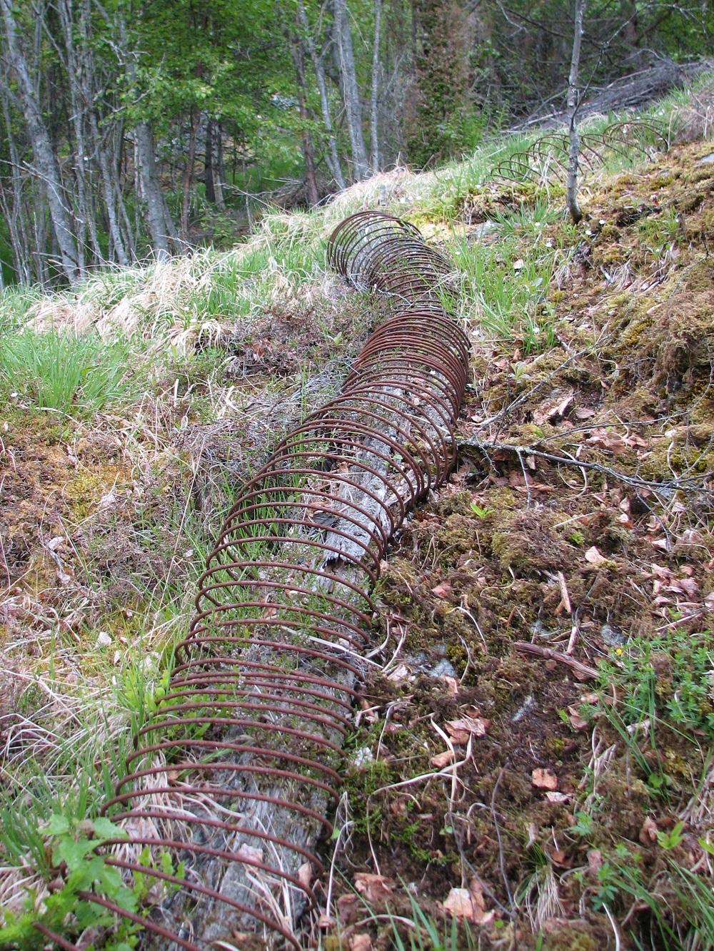 Restar etter røyrgata ligg som ein kjempsvær orm i bakken ovanom saga på Rud.