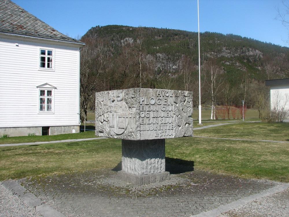 Steintreet, minnesmerket over landbruksskulestyrar Martin Luther Storm, i tunet på Mo og Jølster vidaregåande skule, tidlegare Mo jordbruksskule.