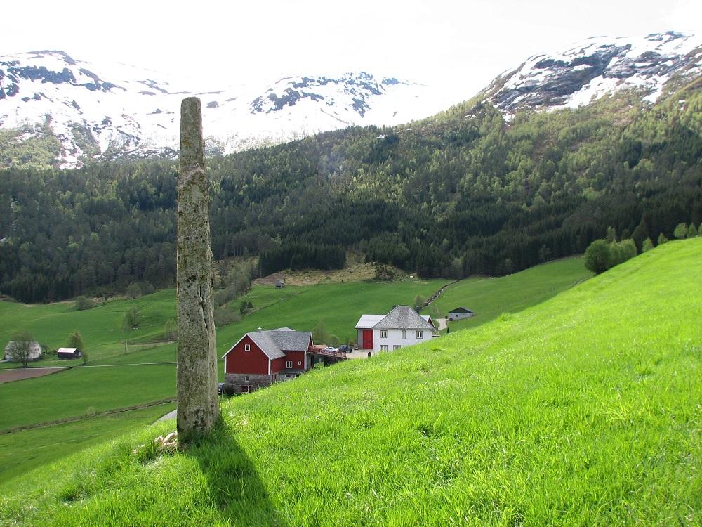 Bautasteinen på ytre Følling står på ein bakkekam godt og vel 100 meter nordaust frå gardstunet.