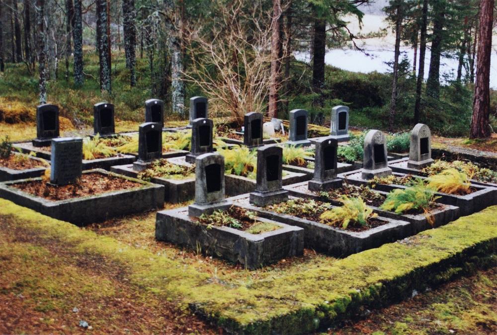 Gravstaden på Landholmen ligg vakkert til, omkransa av fuuskog. Det er fred over staden.