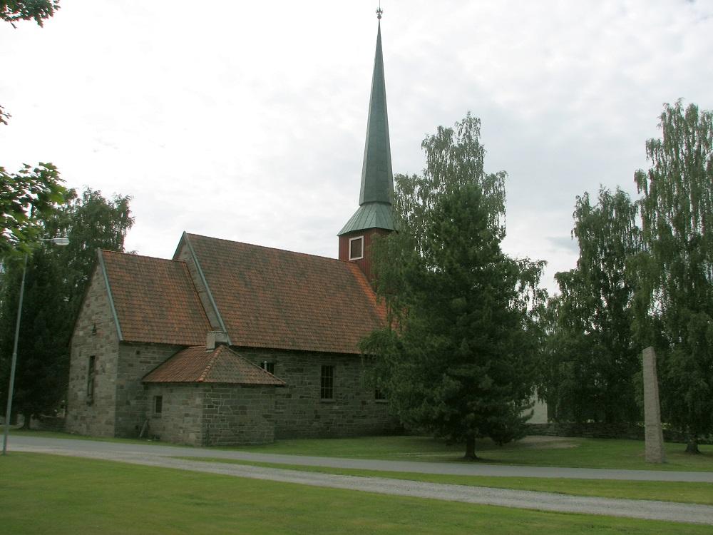 Minnesmerket over kaptein (seinare major) Jürgensen og Leirdalske lette infanterie-compagnie står ved Hole kyrkje og er om lag 6 m høgt. Det vart reist i 1931