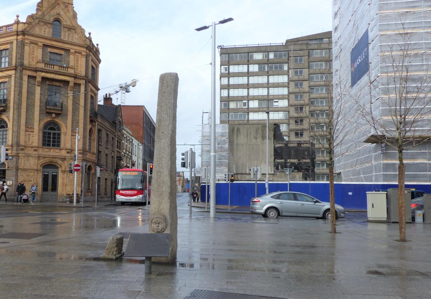 Minnesmerket STEINE ved enden av Townsend Street, laga av kunstnaren Cliodna Cussen, Dublin. Det vart oppsett i 1986 til minne om ein liknande stein som stod på på om lag same staden i fleire hundre år, frå ein gong på 900- eller 1000-talet til innpå fyrste halvdel av 1700-talet. Opphavleg stod The Steine i ei grønt felt.