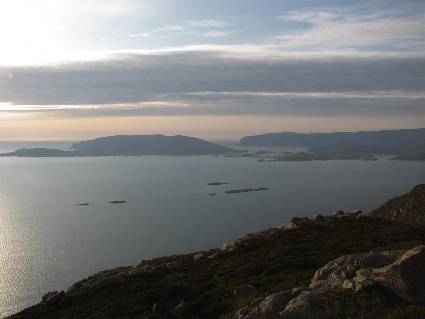 Utsyn mot Frøysjøen og Frøyalandet frå fjellet mellom Husefest og Botnane. Skipsleia går mellom fastlandet og rekkja av skjer og holmar der Olaskjeret fyrlykt ligg lengst sør (venstre). Det var litt innom og sørom Olaskjeret dampåten «Engøy» gjekk på ei mine og sokk 6. mars 1943.