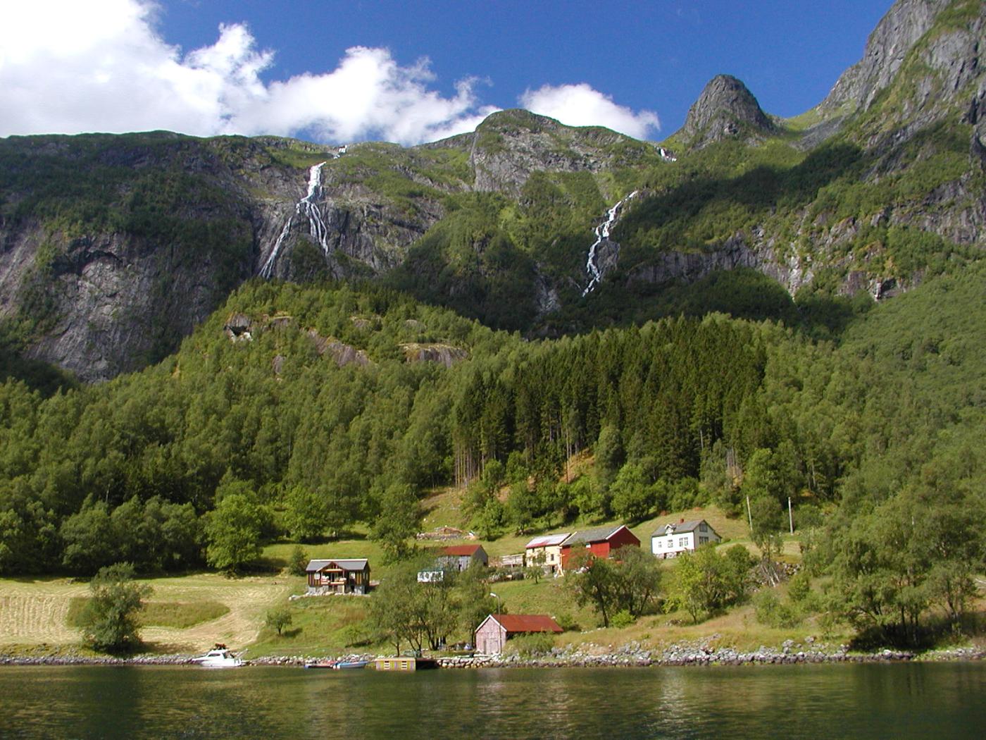 Fidnabotnen frå sjøen.