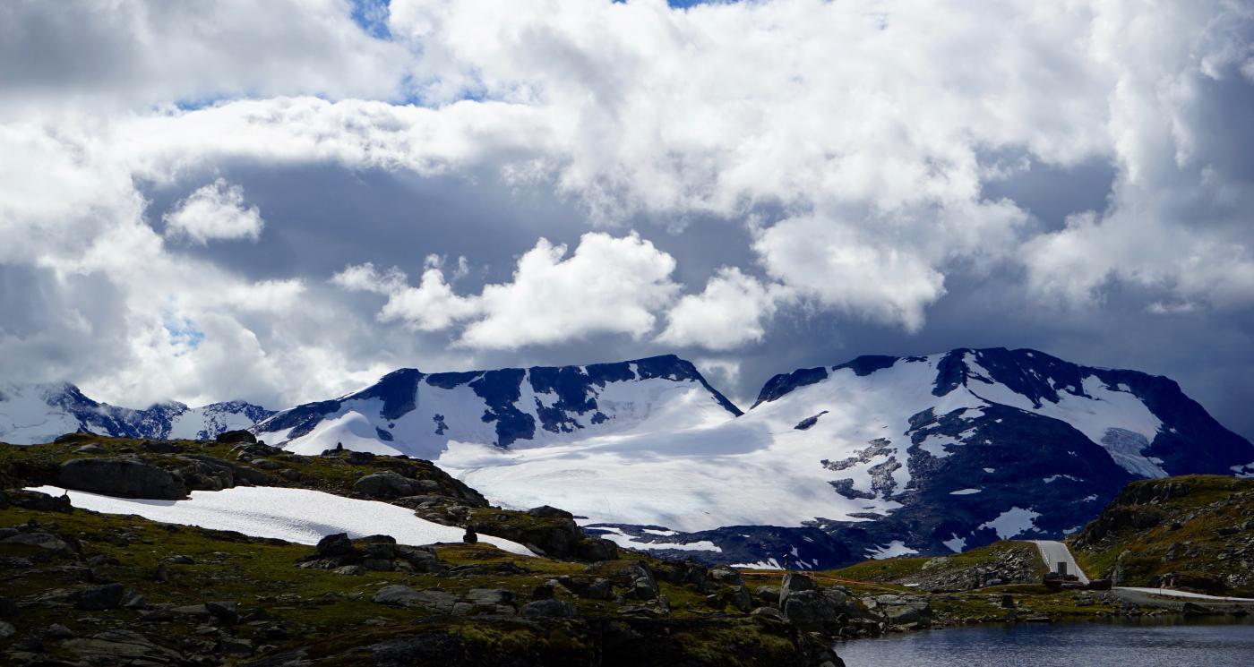 Bilete av fjell med snø. 