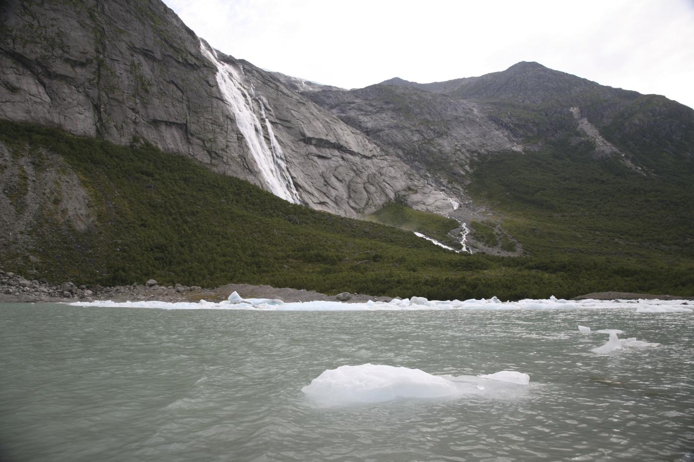 Tjøta og Tjøtebreen.