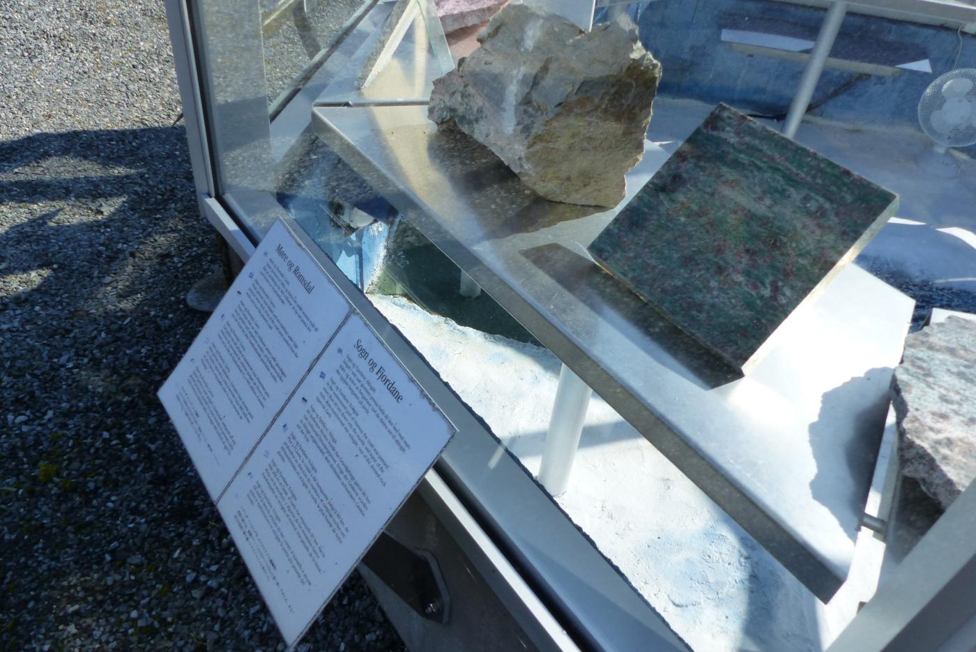 Fylkessteinen til Sogn fylke (1763-2020) utstilt på Jostedal Nasjonalparksenter, Oppstryn, i monter for fylkessteinar frå heile landet.