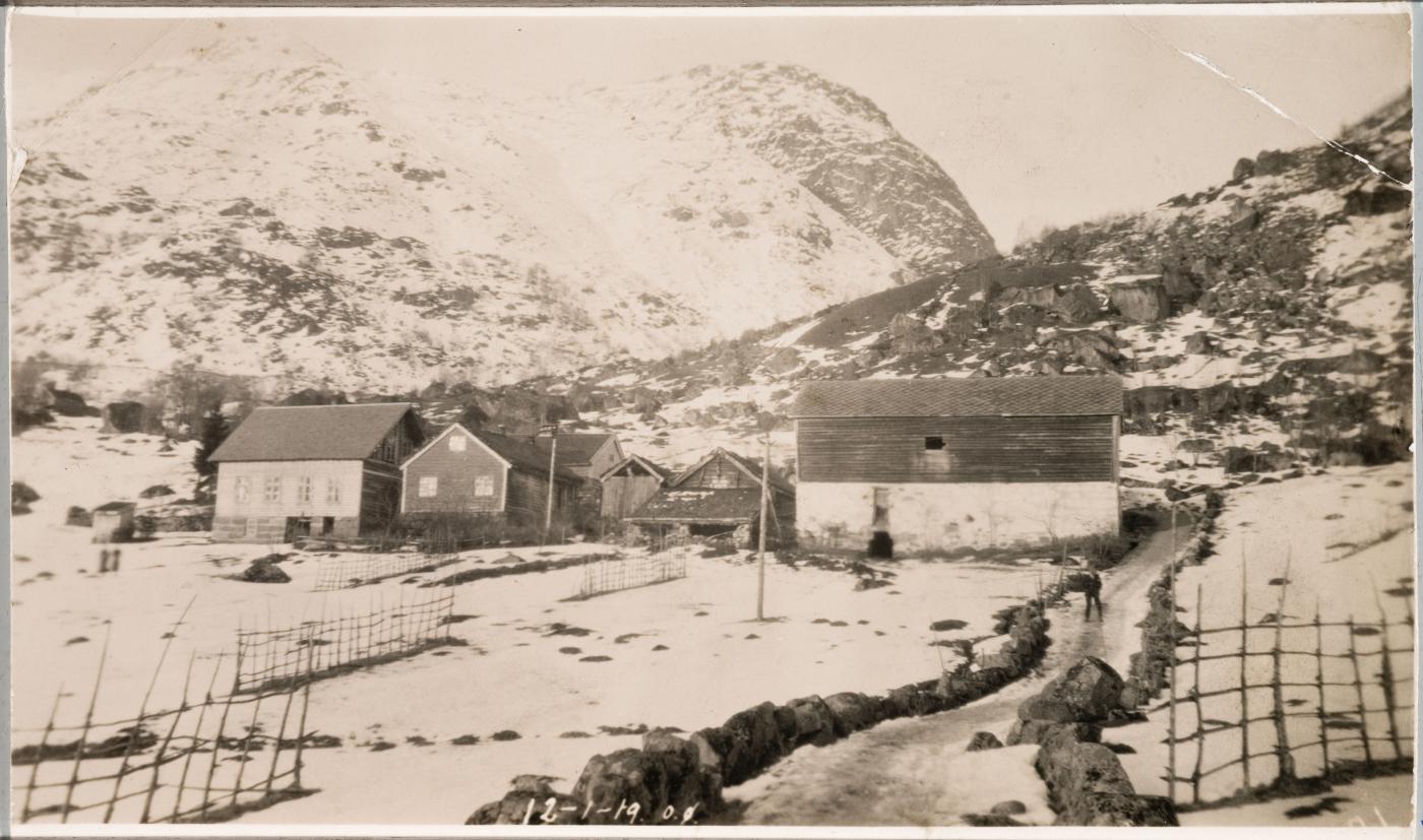 Geilmyrane, bruksnamn i daglegtale for Nedrebø g.nr.71 bnr.4 i Jølster. I framkant ei geil med steingardar på begge sider.