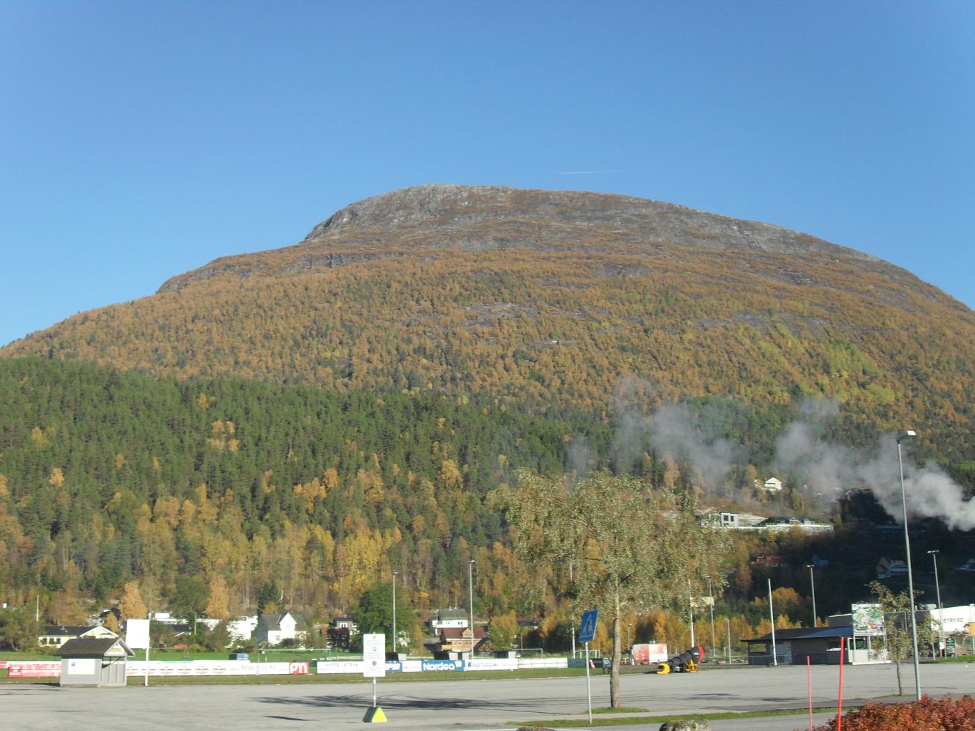 Fjellet Gryta over Stryn sentrum.