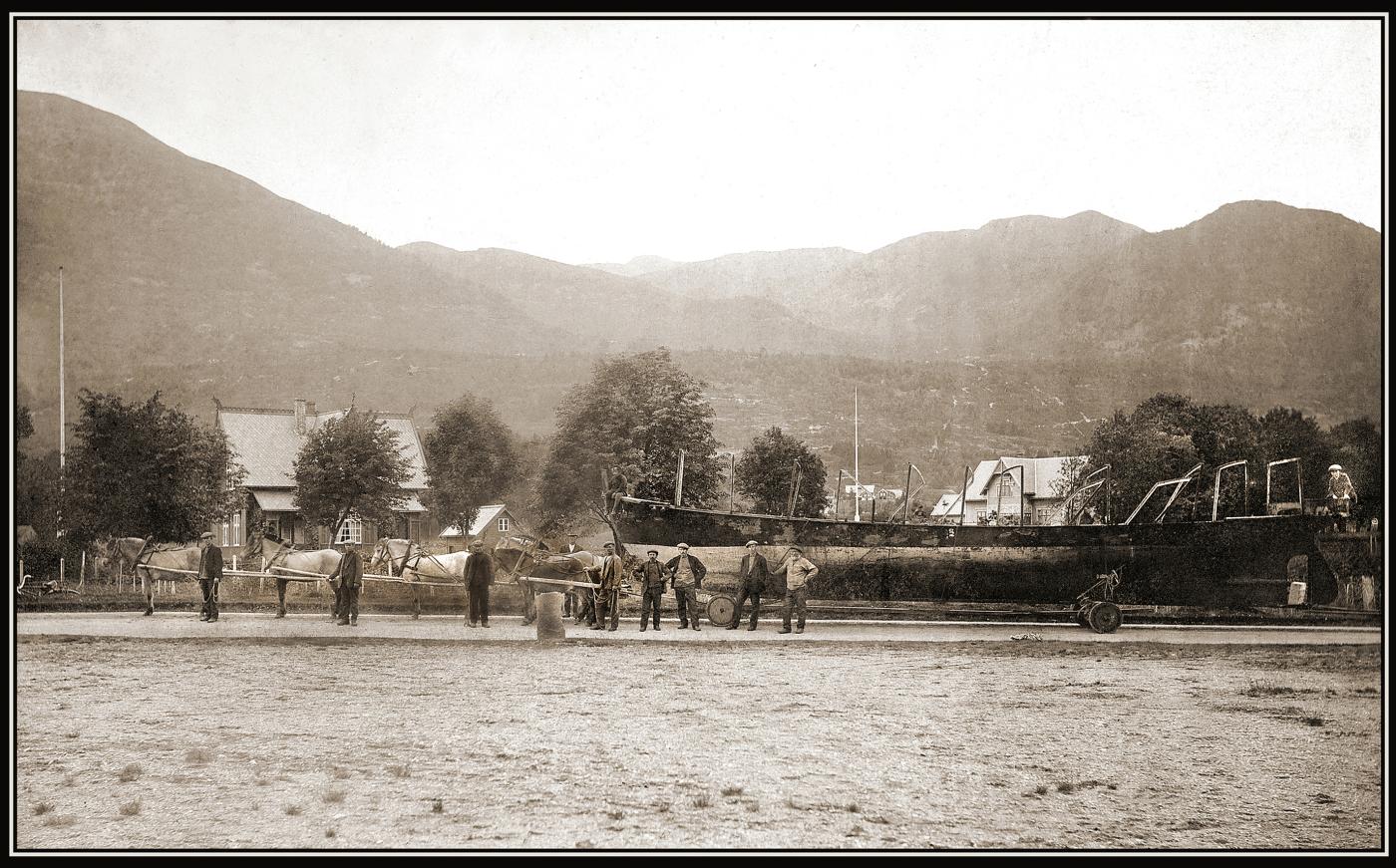 Dampbåten «Duen»/«Fram»  på Hornindalsvatnet. Skroget av dampbåten «Fram», tidlegare «Duen» under transport ca 1920 frå Hornindalsvatnet til Nordfjordeid. Spesialtransporten er her komen til Øyabakken.