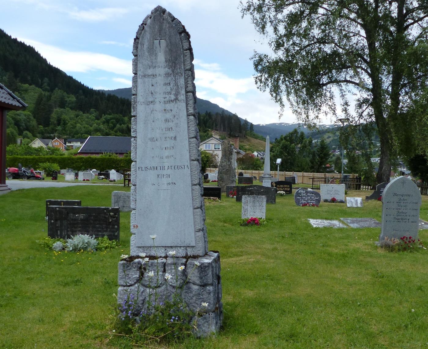 Gravminnet Engh på kyrkjegarden ved Stedje kyrkje, Sogndal. Gravsteinen står på gravfeltet aust for kyrkja.