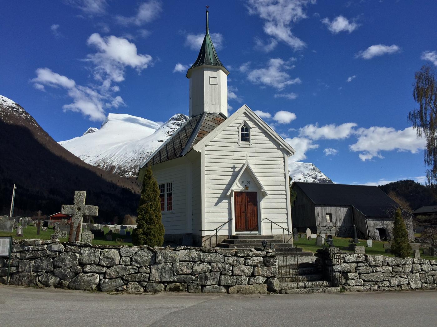 Loen kyrkje er ei av dei minste kyrkjene i Nordfjord, og ei av dei få i fylket som er åttekanta.
Foto: Wolfmann. Kjelde WikimediaCommons CC BY-SA. 
https://commons.wikimedia.org/wiki/File:Loen_Church_Sogn_og_Fjordane_03_2015-04-28.JPG