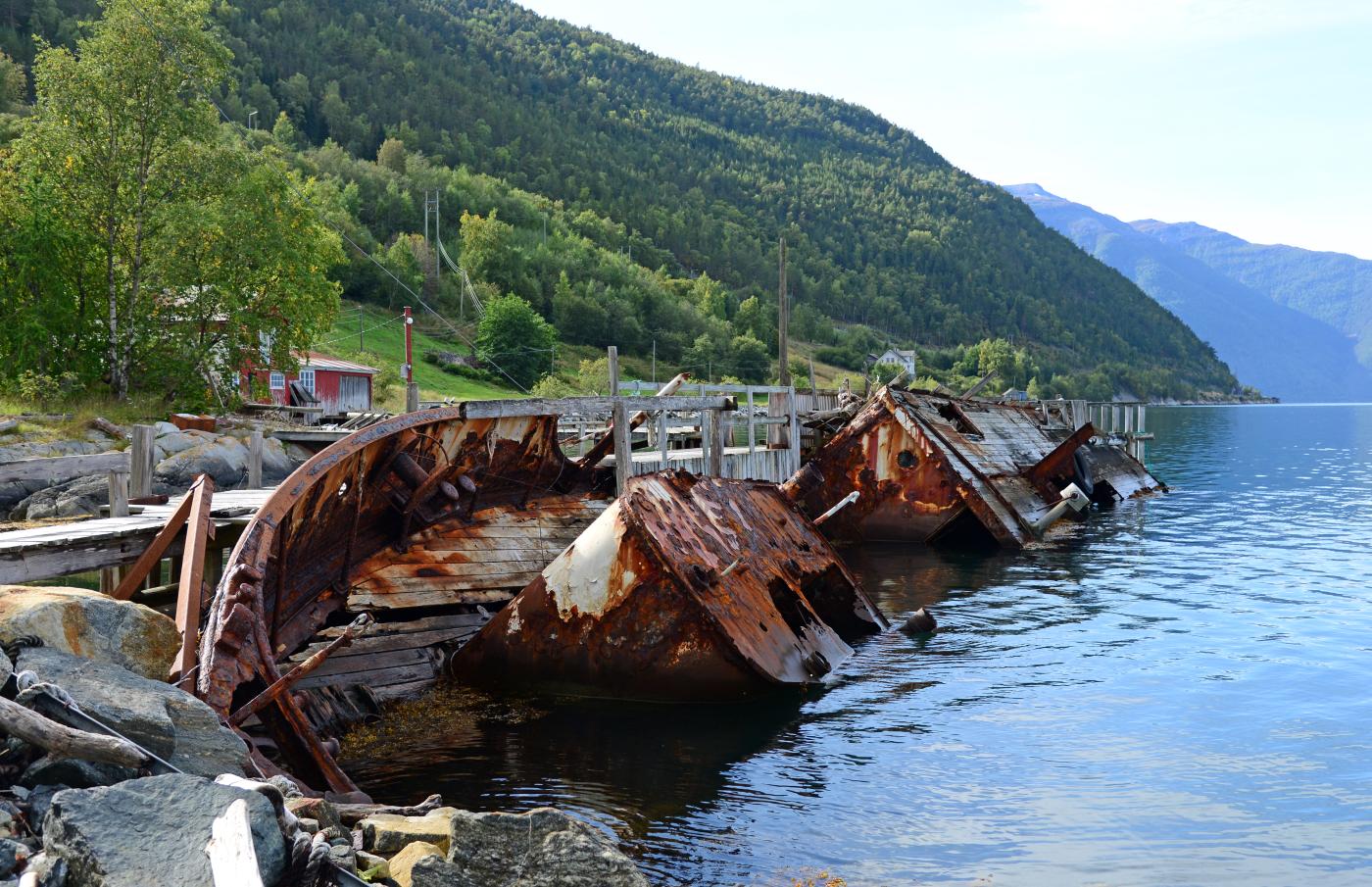 Skipsvrak, tidlegare MS «Nesøy», i molo på Sandnes, kring 2 km innom Fodnes, Indre Sogn.